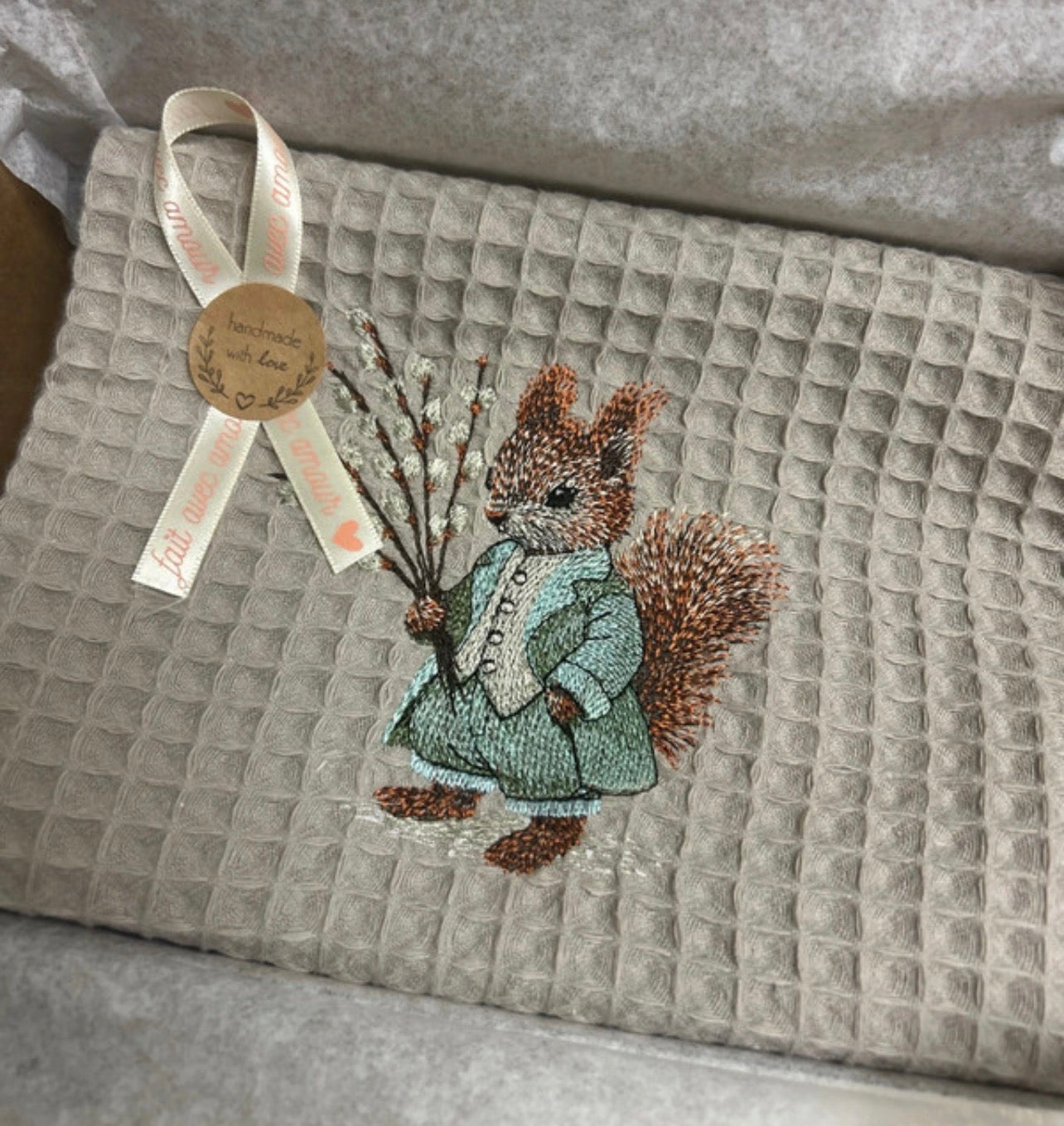 Essuie-Mains Coton Nid d'Abeille Broderie Écureuil - DECOTABLE