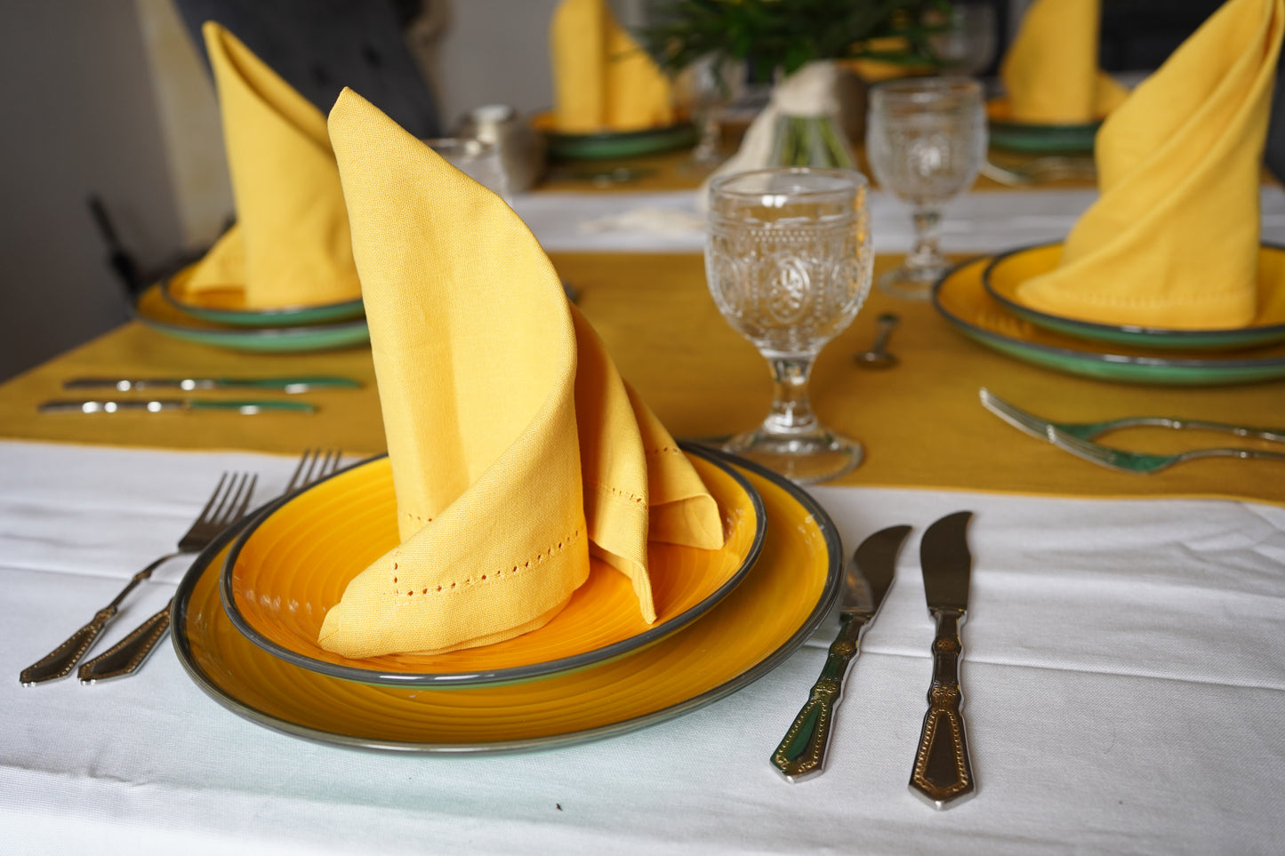 Décoration de table de couleur jaune en location