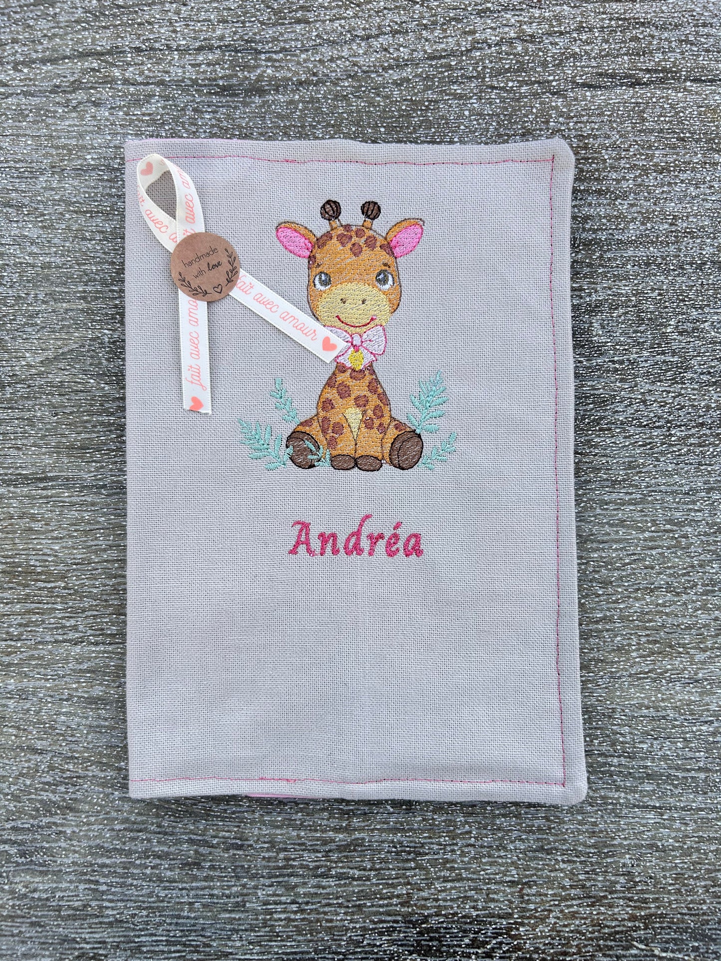 Protège carnet de santé brodé personnalisé – Girafe