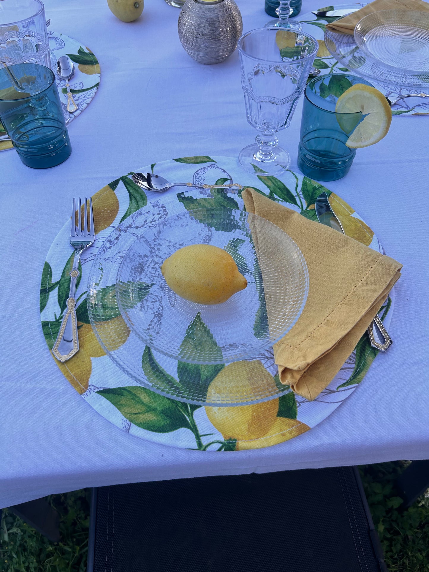 Charger plate with lemon