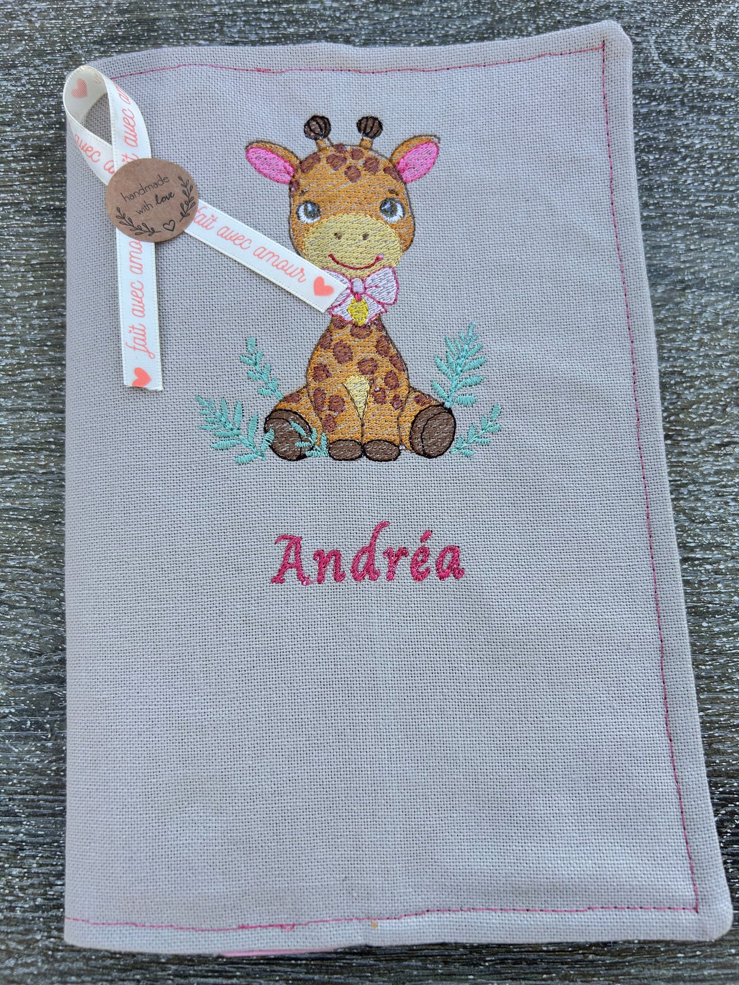 Protège carnet de santé brodé personnalisé – Girafe