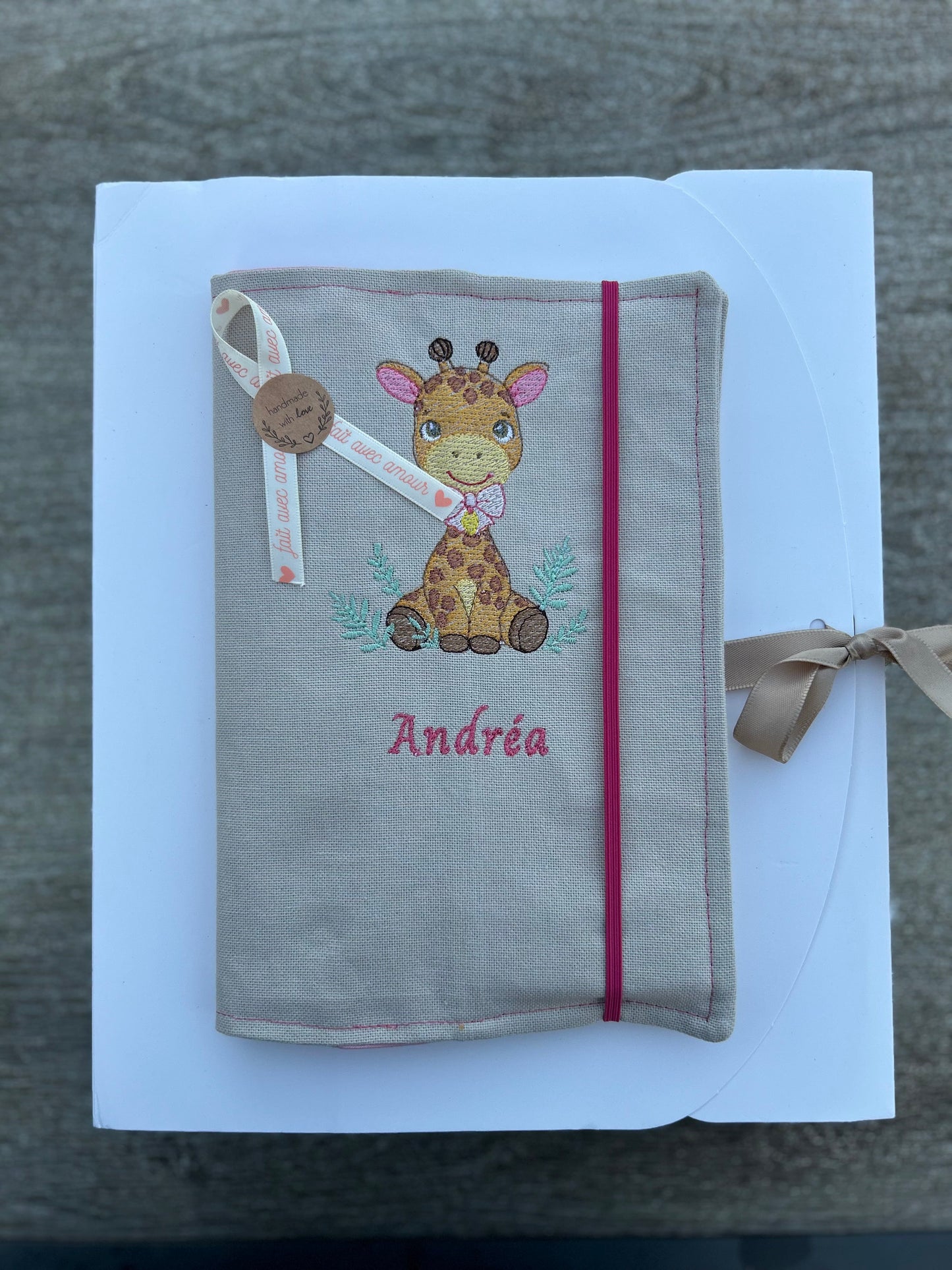 Protège carnet de santé brodé personnalisé – Girafe
