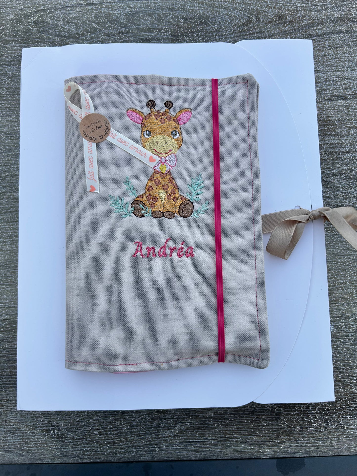 Protège carnet de santé brodé personnalisé – Girafe