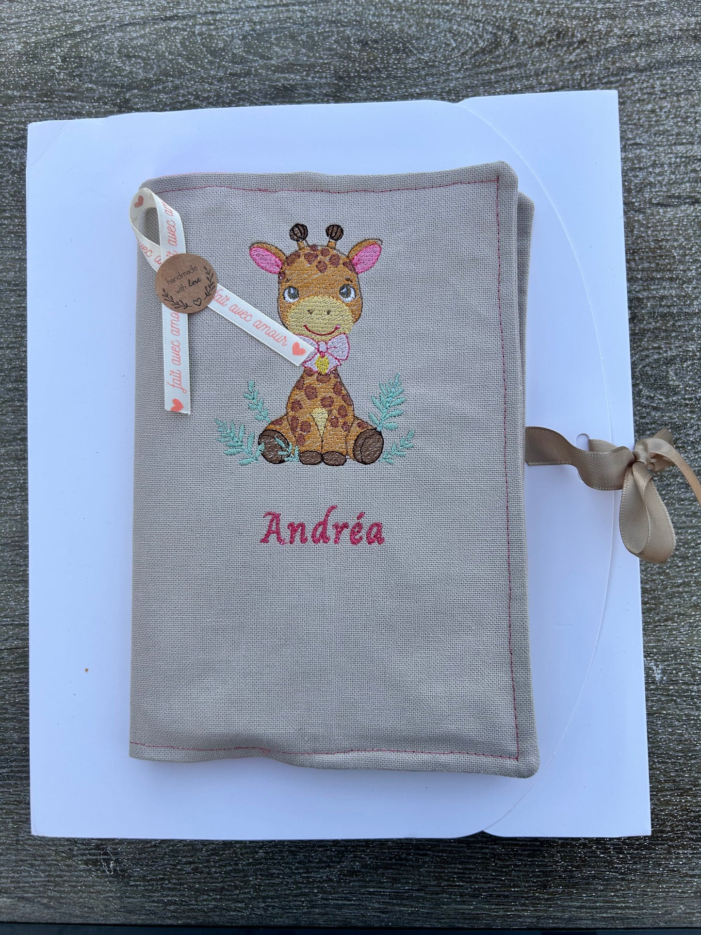 Protège carnet de santé brodé personnalisé – Girafe