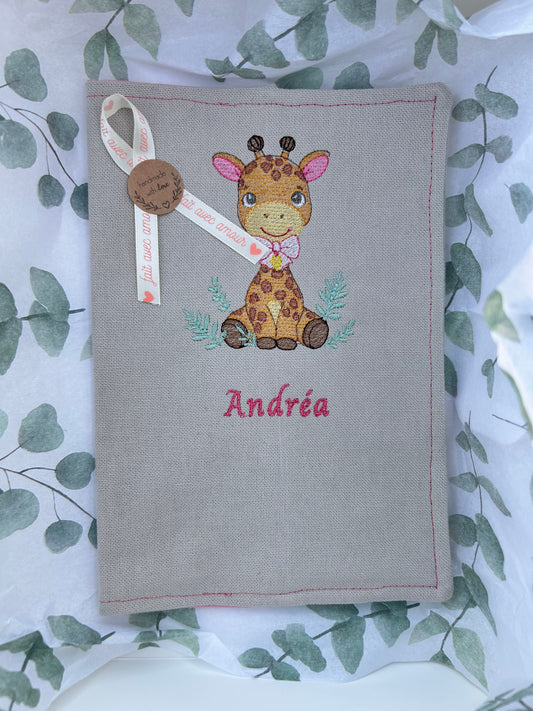 Protège carnet de santé brodé personnalisé – Girafe