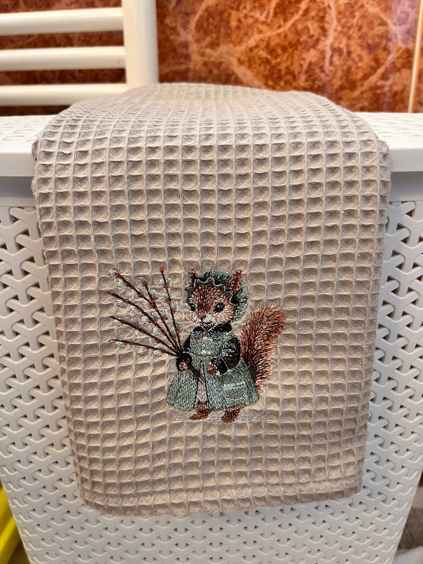 Torchon Coton Nid d'Abeille Brodé - Écureuil