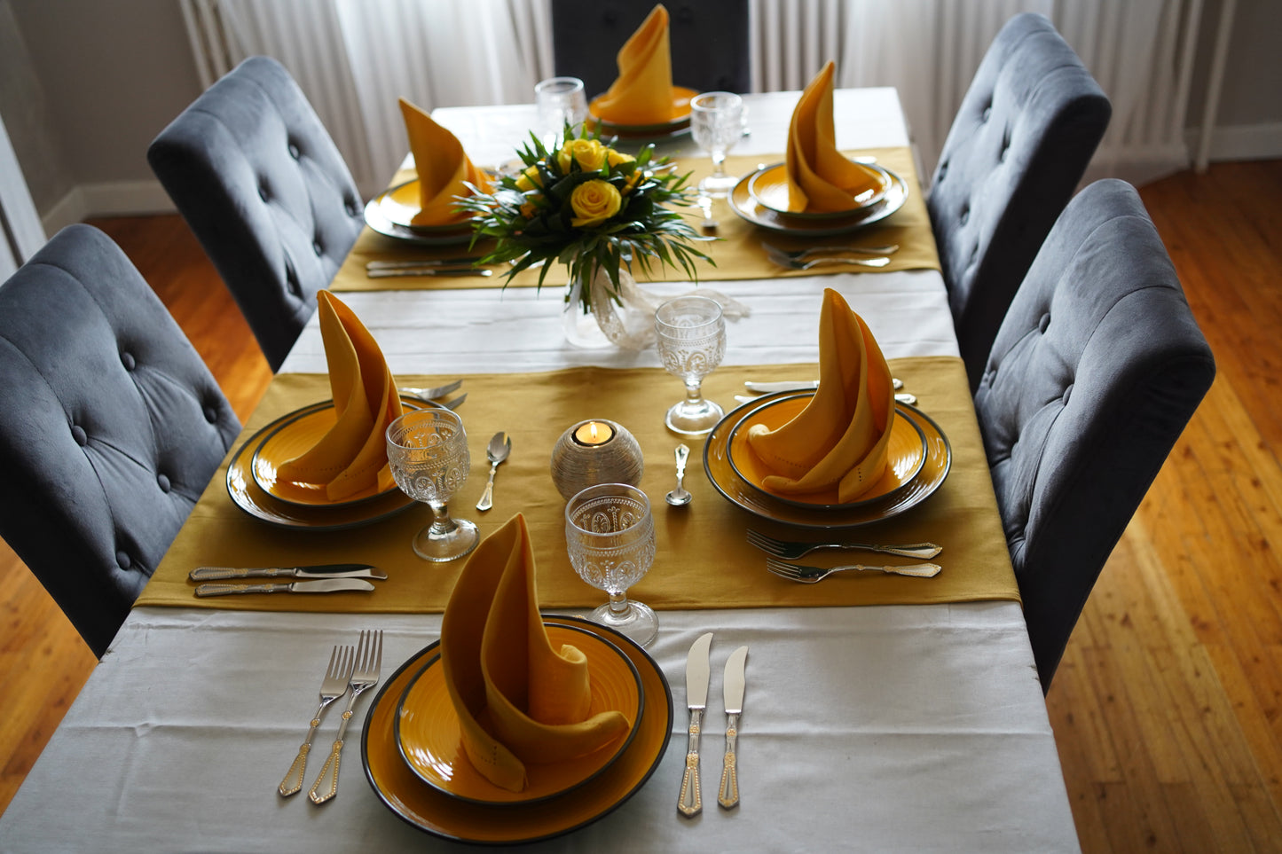 Décoration de table de couleur jaune en location