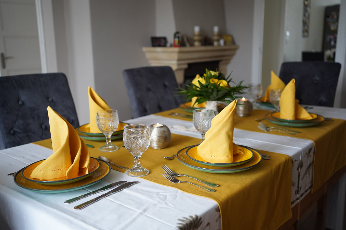Décoration de table de couleur jaune en location