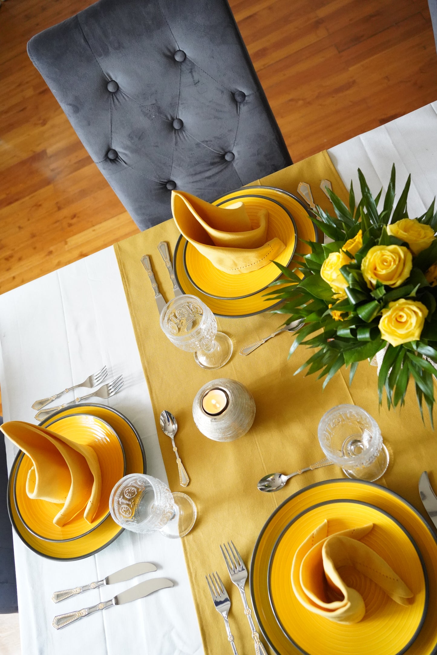 Décoration de table de couleur jaune en location