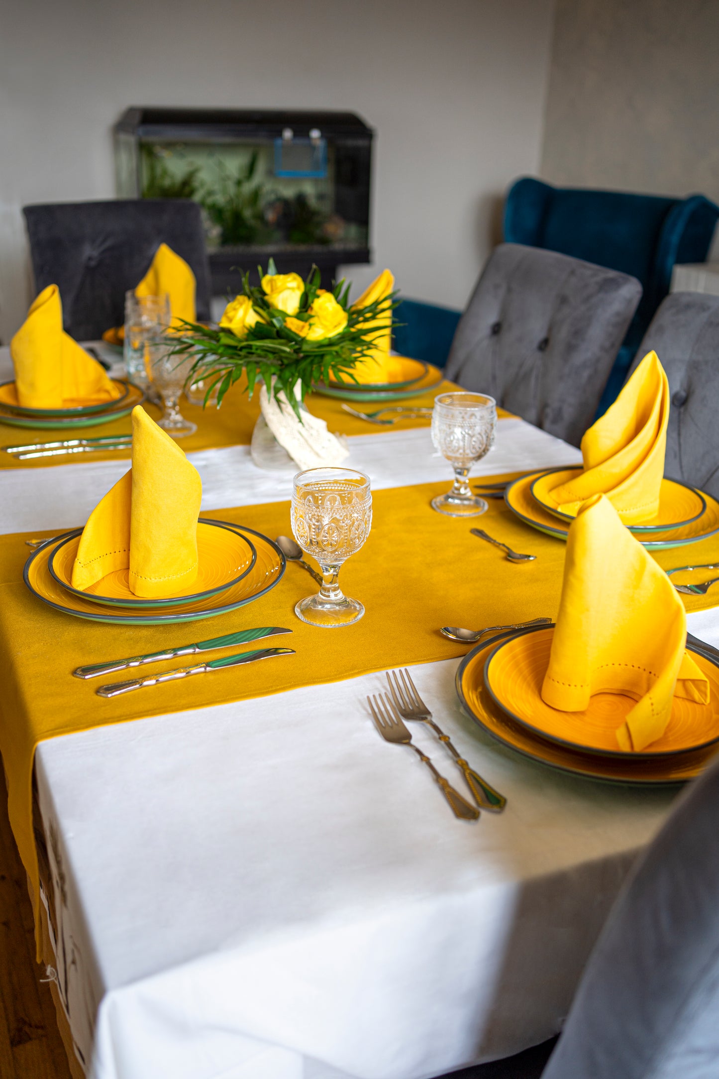 Décoration de table de couleur jaune en location