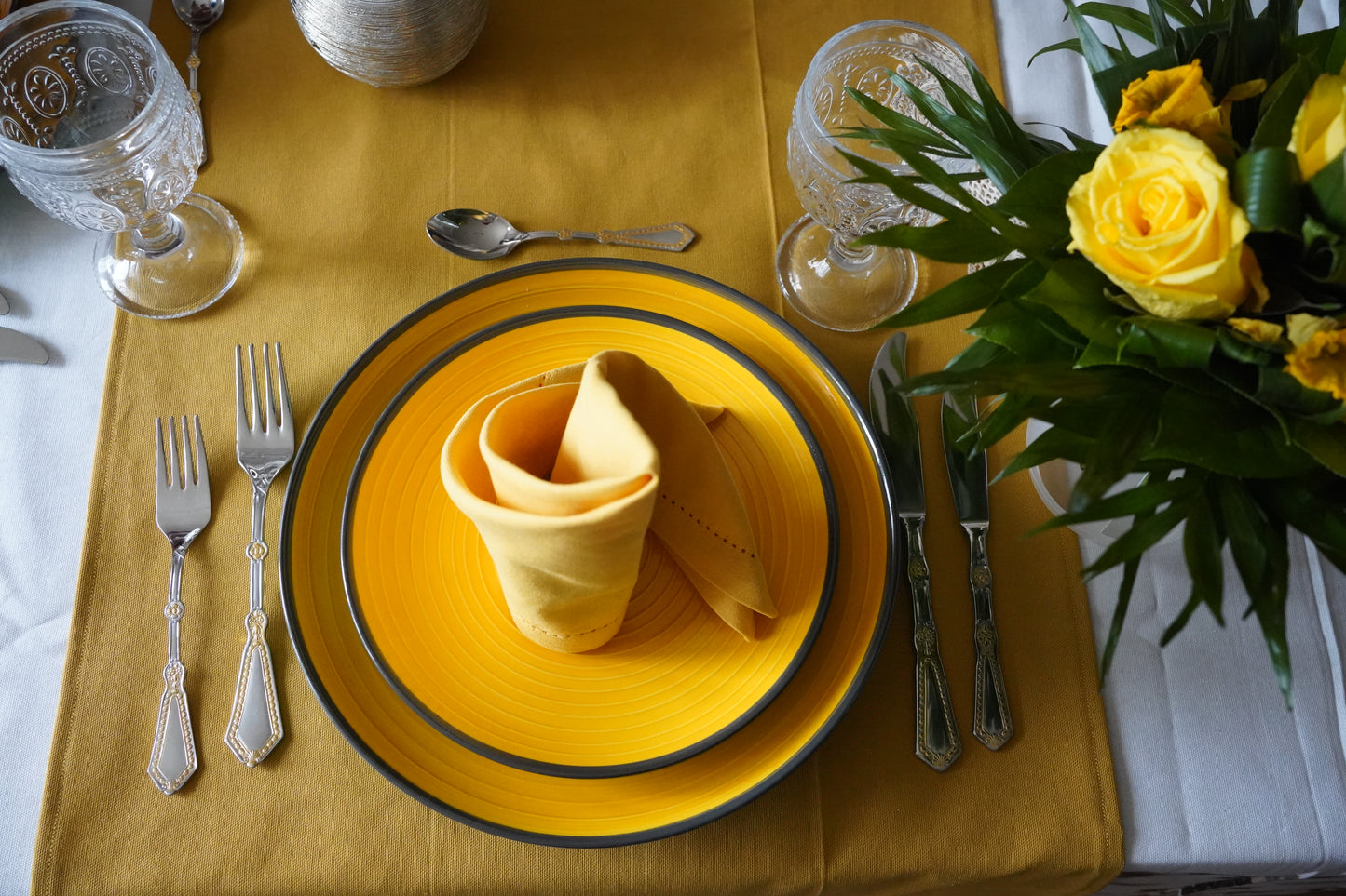 Décoration de table de couleur jaune en location