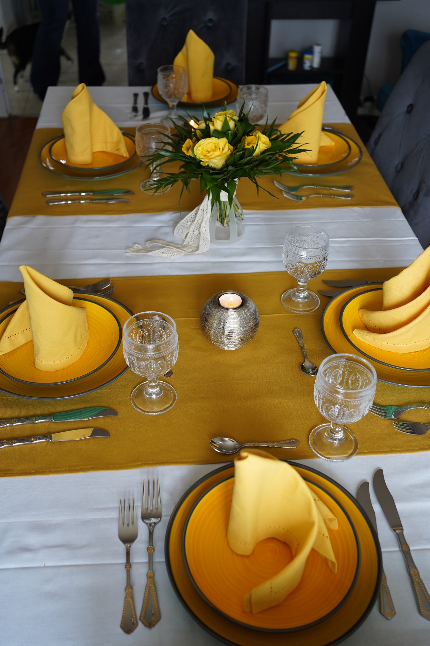 Décoration de table de couleur jaune en location