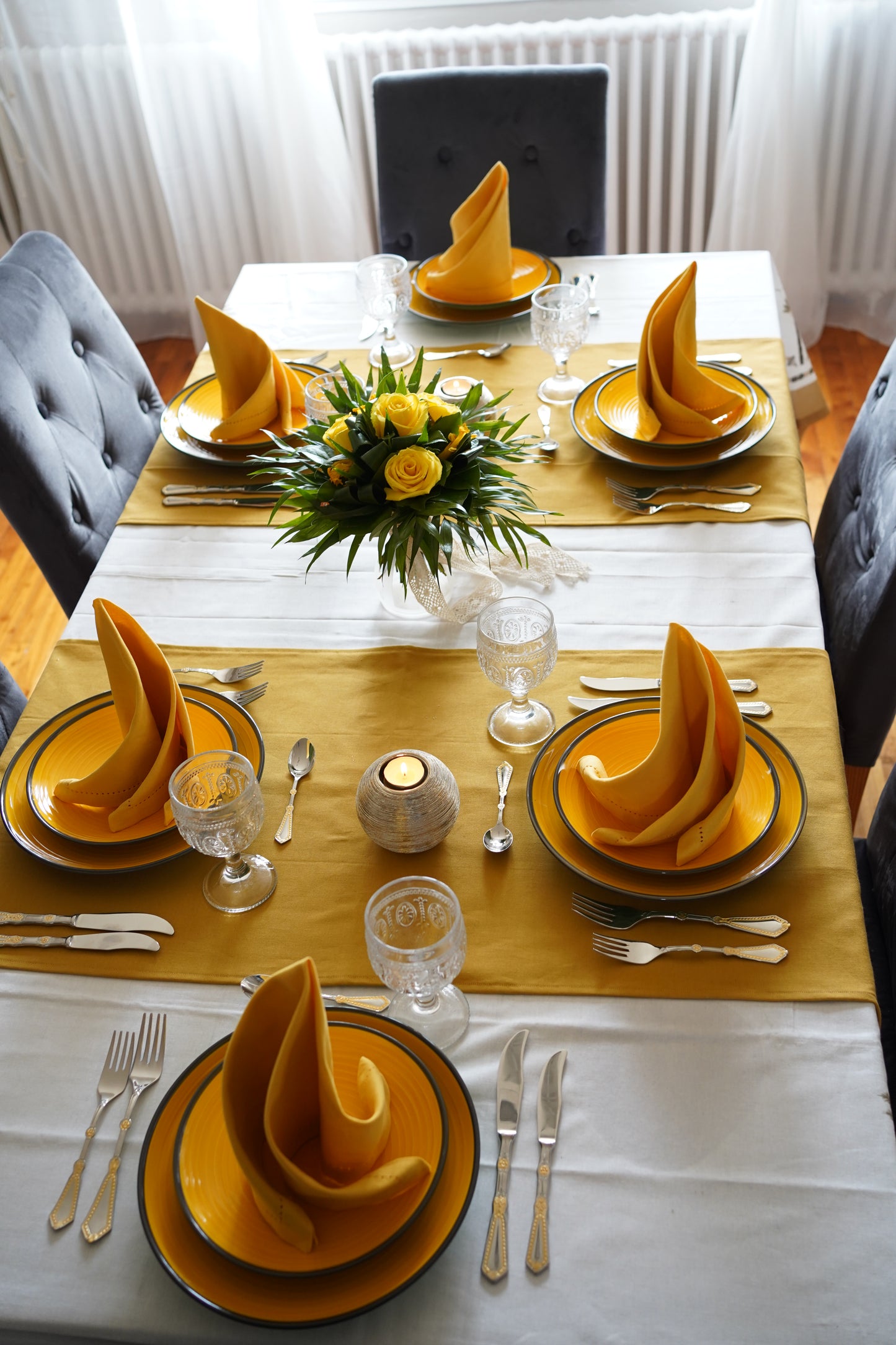 Décoration de table de couleur jaune en location